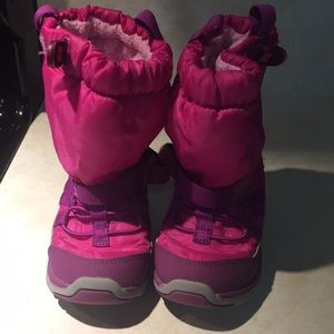 Toddler boots look like new.